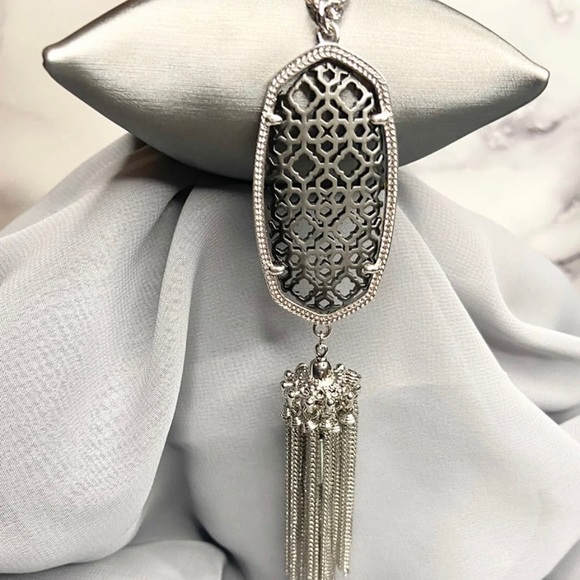 ❌❌SOLD❌❌Kendra Scott😍 “Rayne” Necklace in Silver - Picture 3 of 5